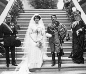 María de las Nieves (Blanca) Quiroga Pérez de Deza y José Cavalcanti de Alburquerque y Padierna de Villapadierna el día de su boda, en la solemne entrada del pazo de Meirás