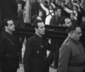 Gerardo Salvador Merino (en el centro). Un momento de la conducción del cadáver de José Antonio Primo de Rivera
