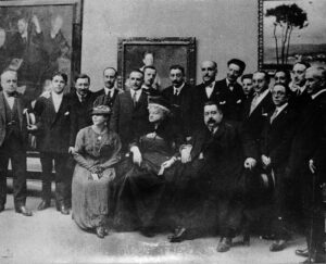 Picadillo, alcalde de Coruña. Sentado, junto a doña Emilia Pardo Bazán, que también estaba de buen ver. Rodeados de los artistas que participaron en la Exposición de Arte Gallego de 1917